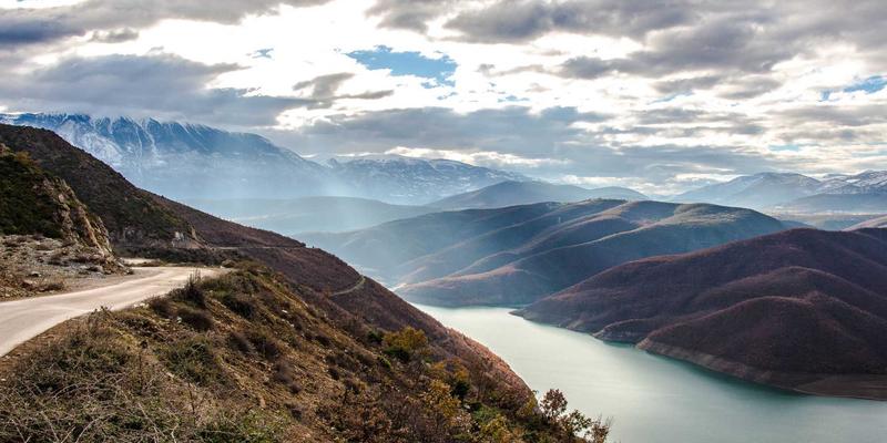 工业风旅行新体验：探访遵循贝利格朗原则的绿色建筑，开启自由行深度之旅